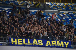 NAPLES, ITALY - NOVEMBER 07: Hellas Verona fans show their support during the Serie A match between SSC Napoli v Hellas Verona FC at Stadio Diego Armando Maradona on November 07, 2021 in Naples, Italy. (Photo by Francesco Pecoraro/Getty Images)